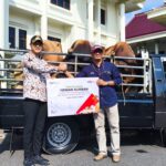 Simbolis :Senior Manager of Corporate Communication SIG Pabrik Tuban, Dharma Sunyata kepada Bupati Tuban, Aditya Halindra Faridzky